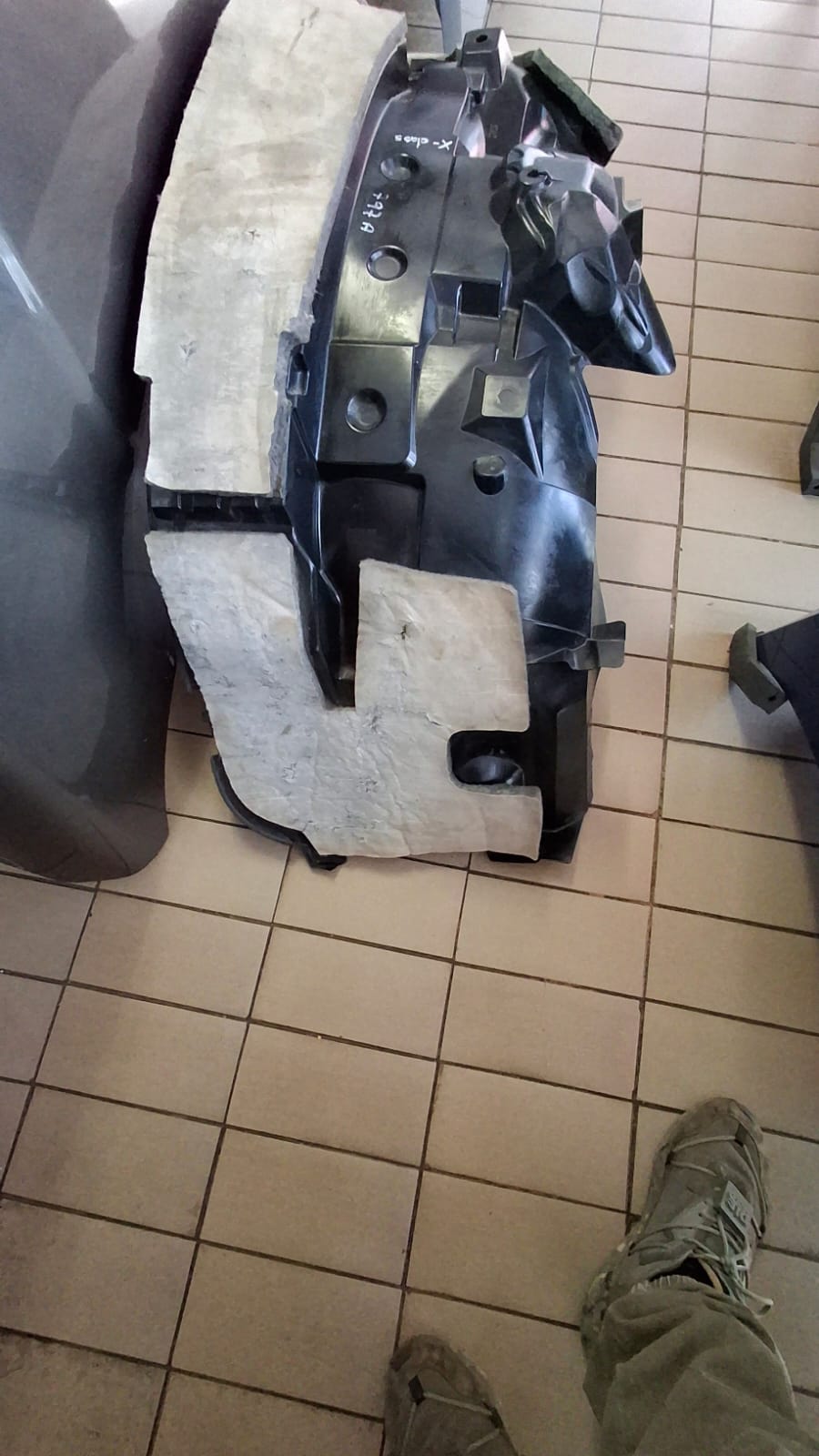 2022 MERCEDES BENZ W470 X CLASS FENDER LINER RIGHTSIDE  FOR SALE - Private Seller