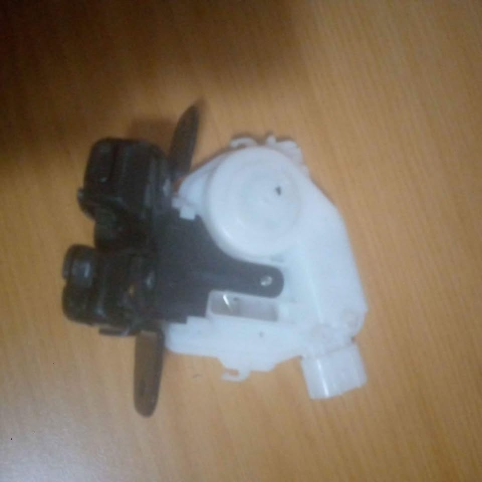 Toyota Yaris new shape boot lock - Private Seller