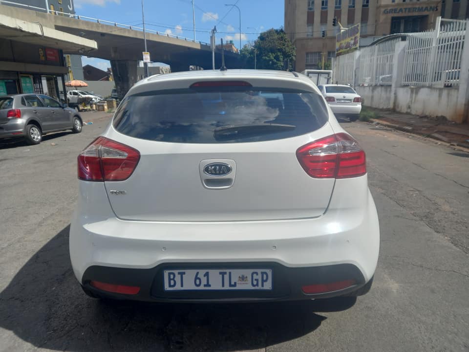 2012 KIA RIO 1.4 PETROL, AUTOMATIC TRANSMISSION, WHITE COLOUR, MILEAGE