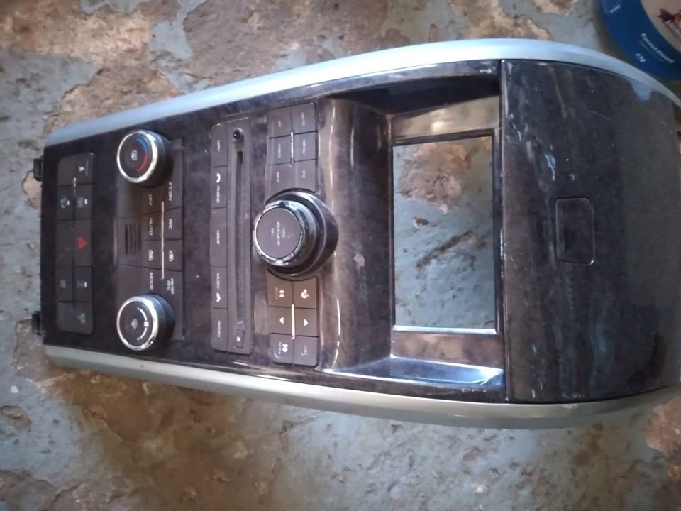 Mahindra xuv 500 w8 complete center console  For sale please contact us for more details - Private Seller