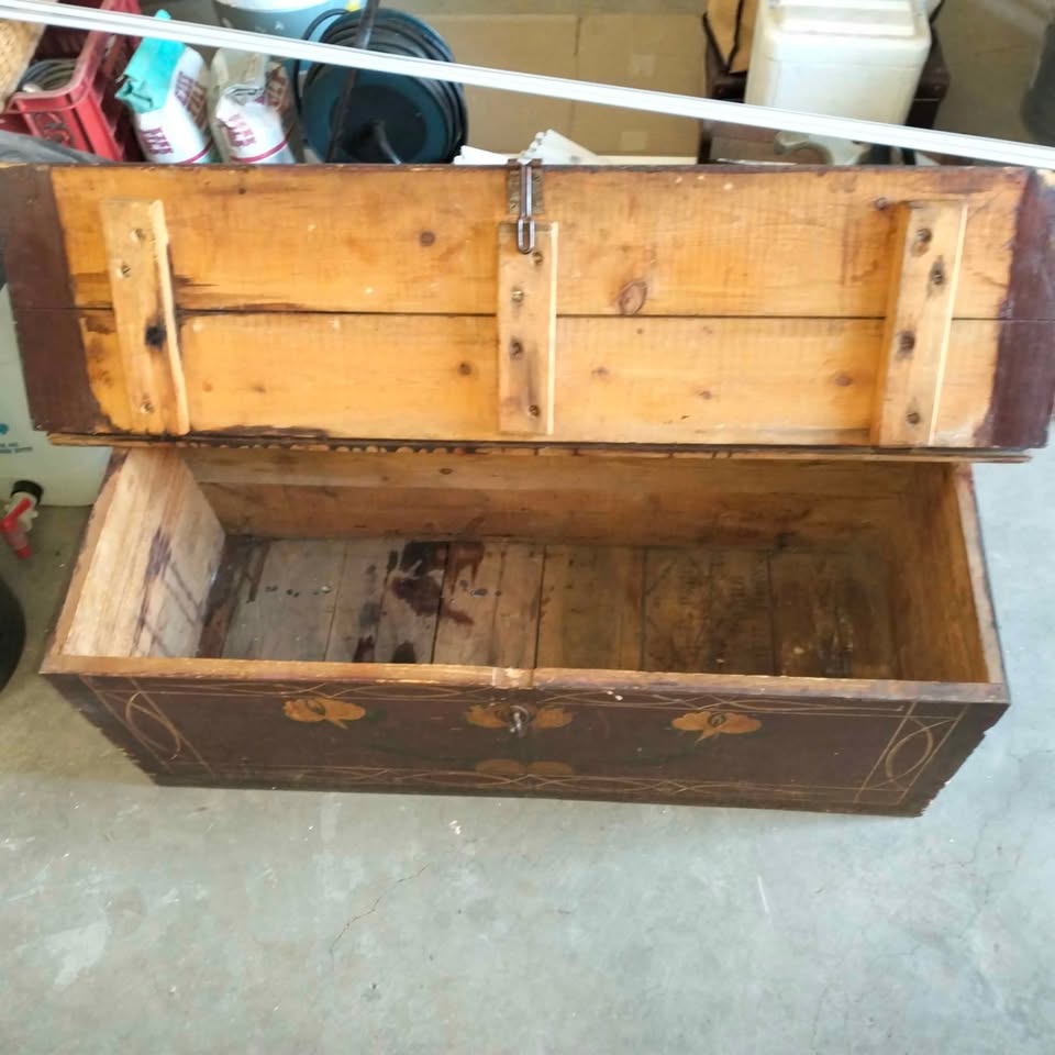 Vintage wooden kists