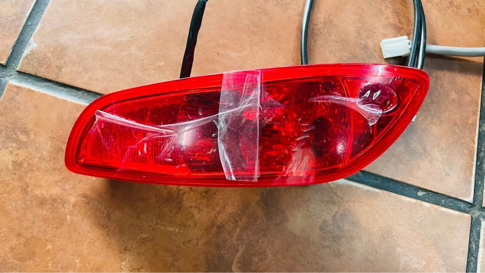 Hyundai Santa Fe back bumper reflector - Private Seller