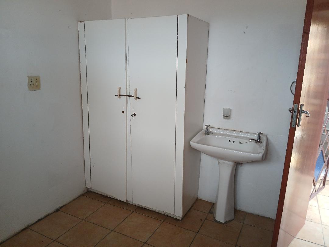 Ridgeway Johannesburg South,1Bedroomed back room for rent. Junk Mail
