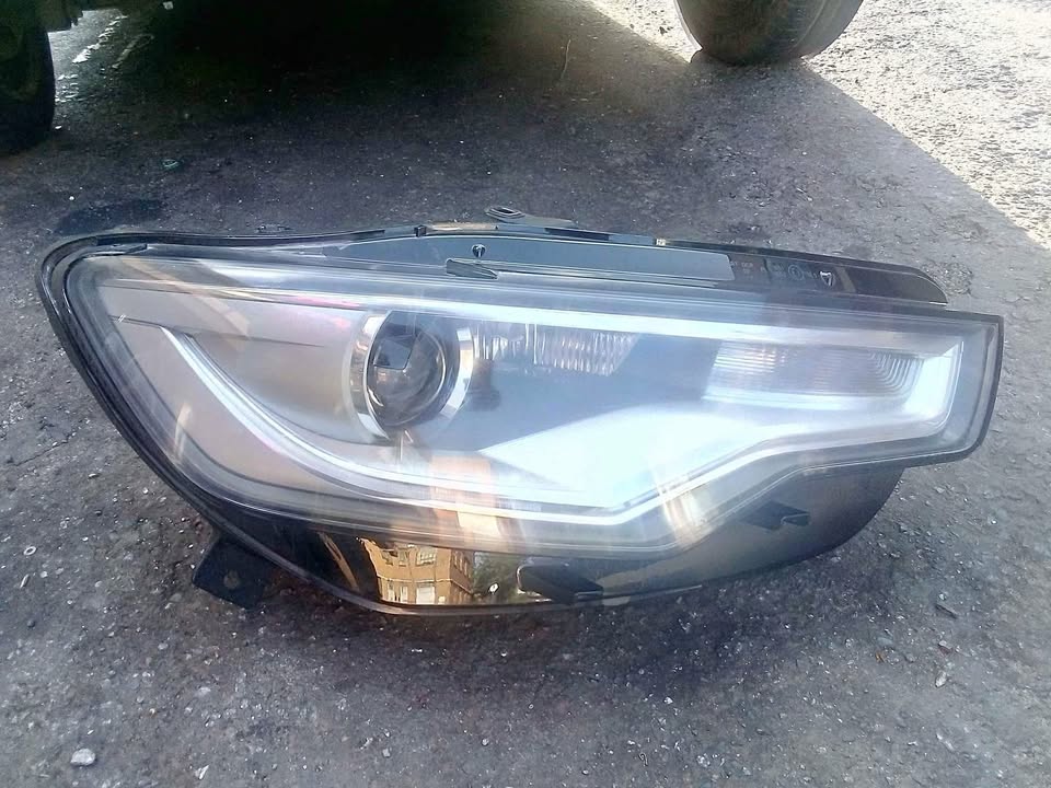 AUDI A5 RIGHT SIDE HEADLIGHT - Private Seller AUDI A5 RIGHT SIDE HEADLIGHT - Private Seller