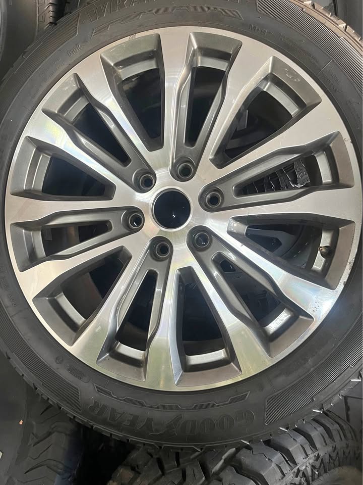 Ford Platinum 21” Mag Rim (With Used Tyre) - Private Seller Ford Platinum 21” Mag Rim (With Used Tyre) - Private Seller