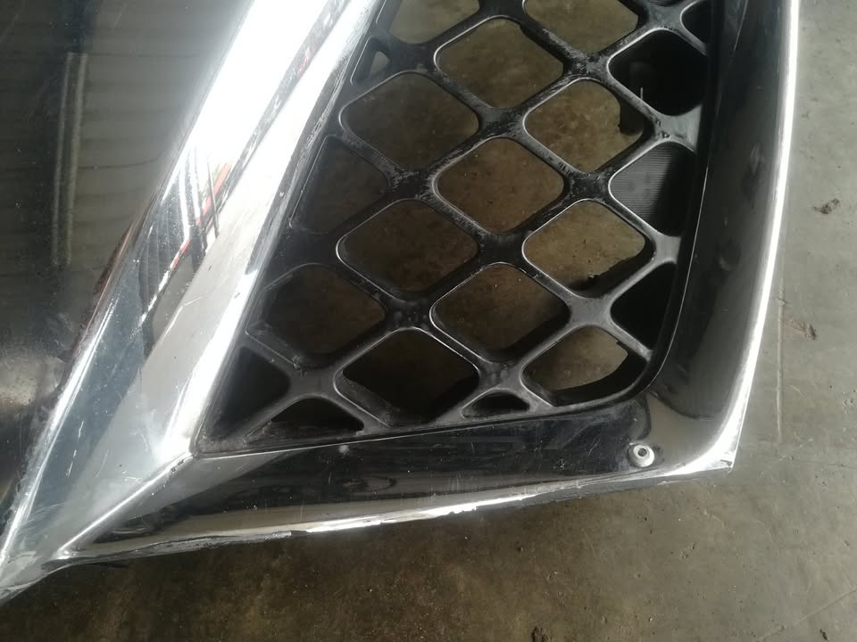 NISSAN NAVARA FRONT GRILLE (SLIGHTLY DAMAGED) - Private Seller