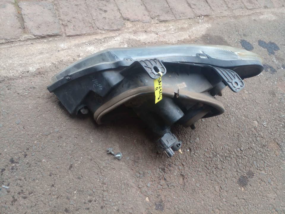 Mahindra Xylo E2 Headlight R/side - Private Seller