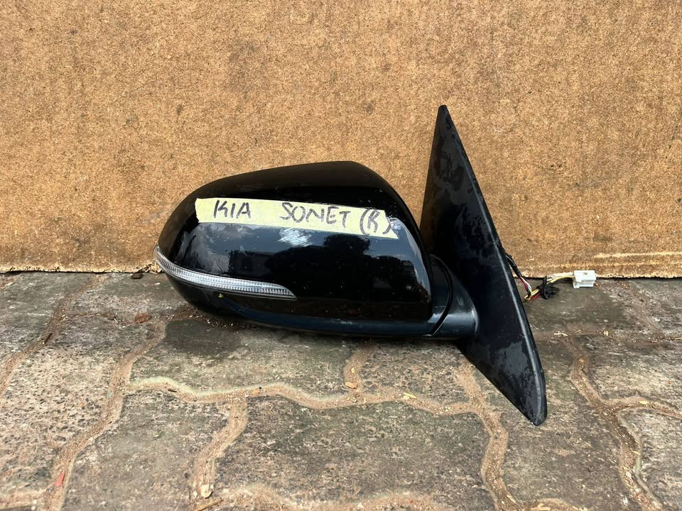 Kia Sonet Right side mirror - Private Seller Kia Sonet Right side mirror - Private Seller