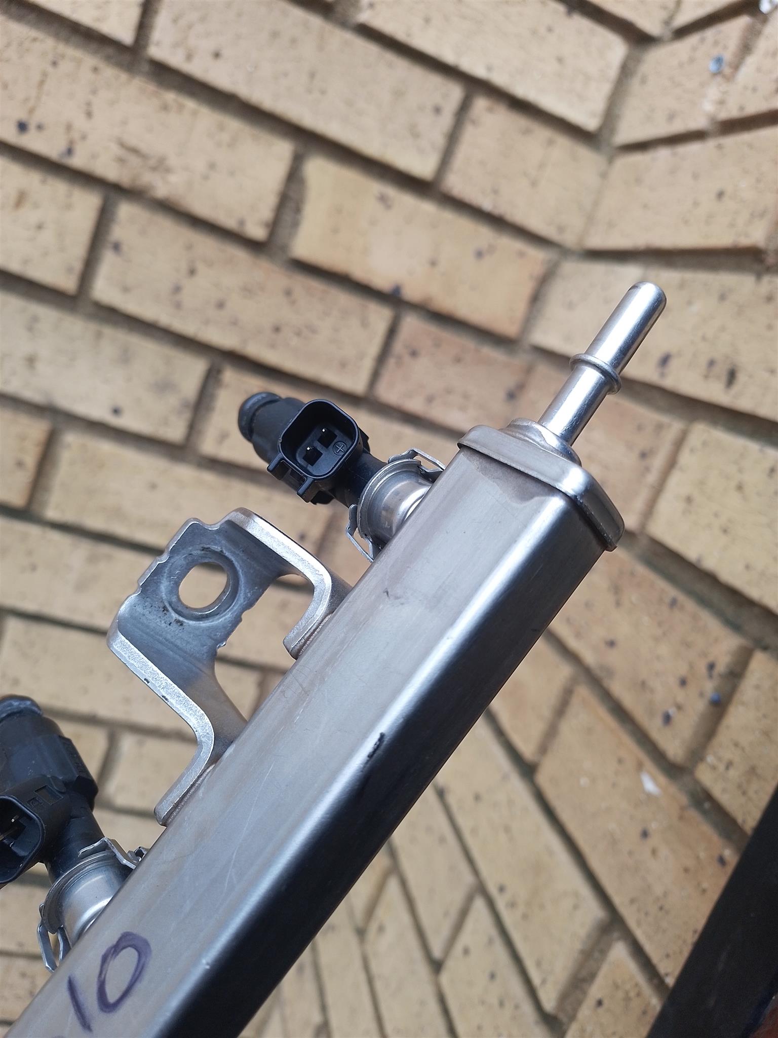 FUEL RAIL WITH INJECTORS VOLVO S40 2009 FOR SALE DELIVERY AVAILABLE COUNTRY WIDE - Private Seller