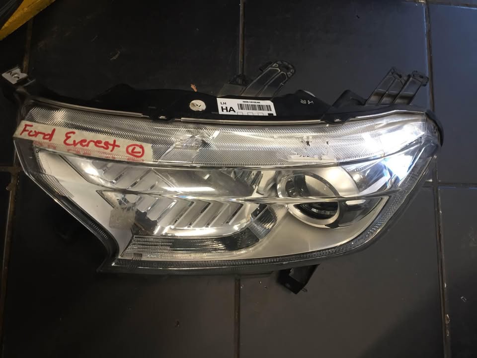 Ford Everest headlights for sell in good condition nice and clean - Private Seller