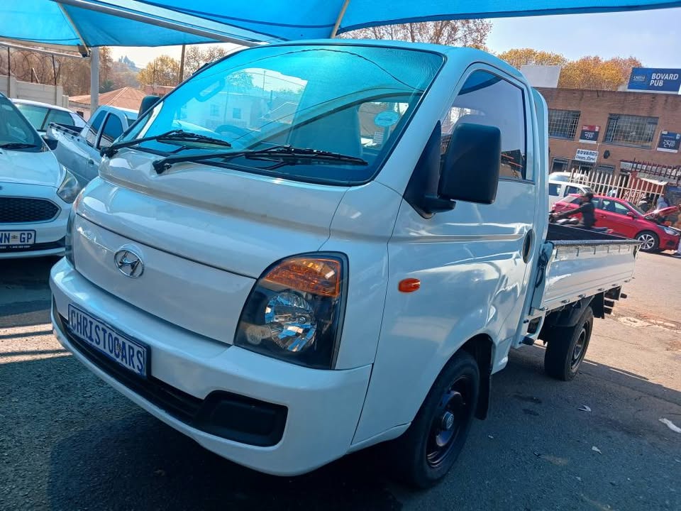 2015 model Hyundai H-100 manual transmission diesel 2.6 engine capacity mileage 79000km