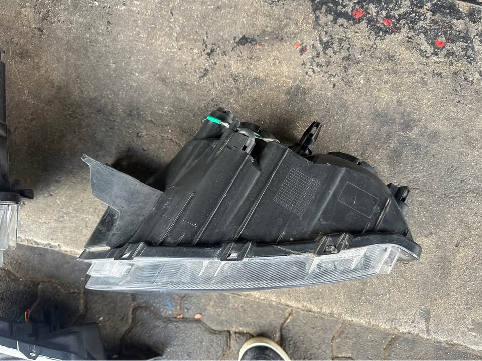 Renault kwid left lower headlight - Private Seller Renault kwid left lower headlight - Private Seller