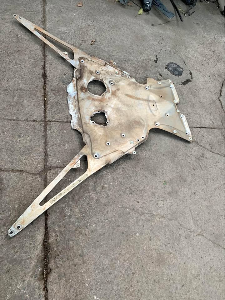 BMW i8 splash tray