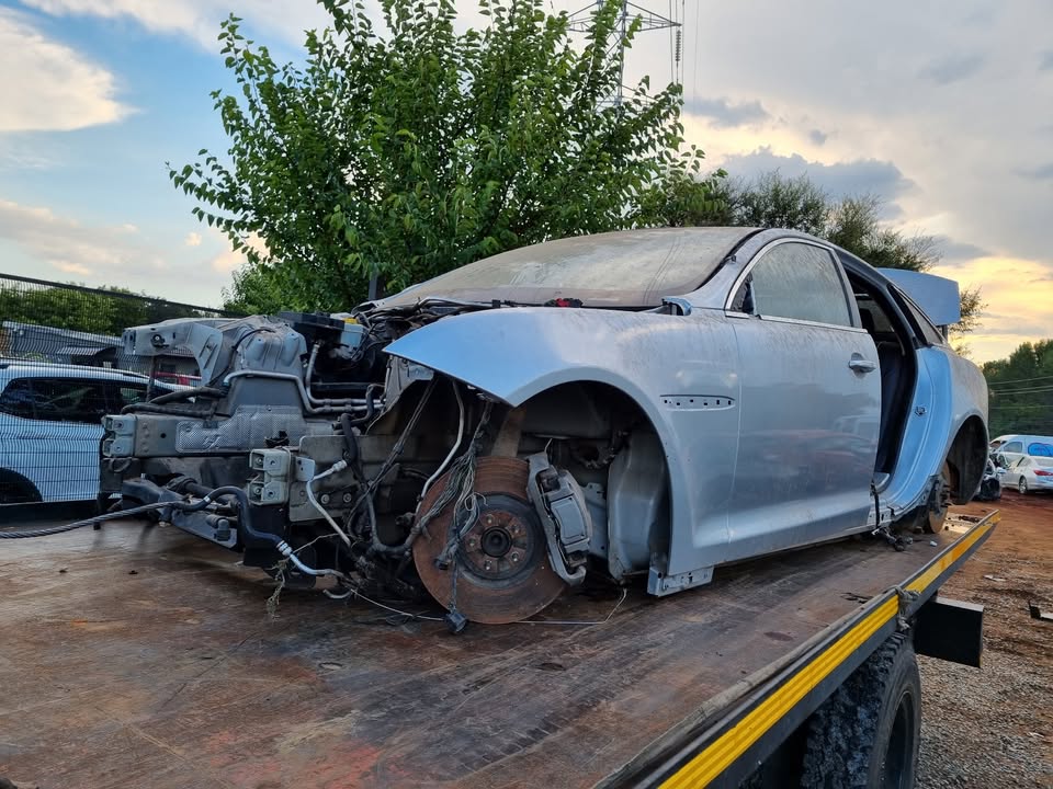 Jaguar XJ V8 STRIPPING AS SPARES