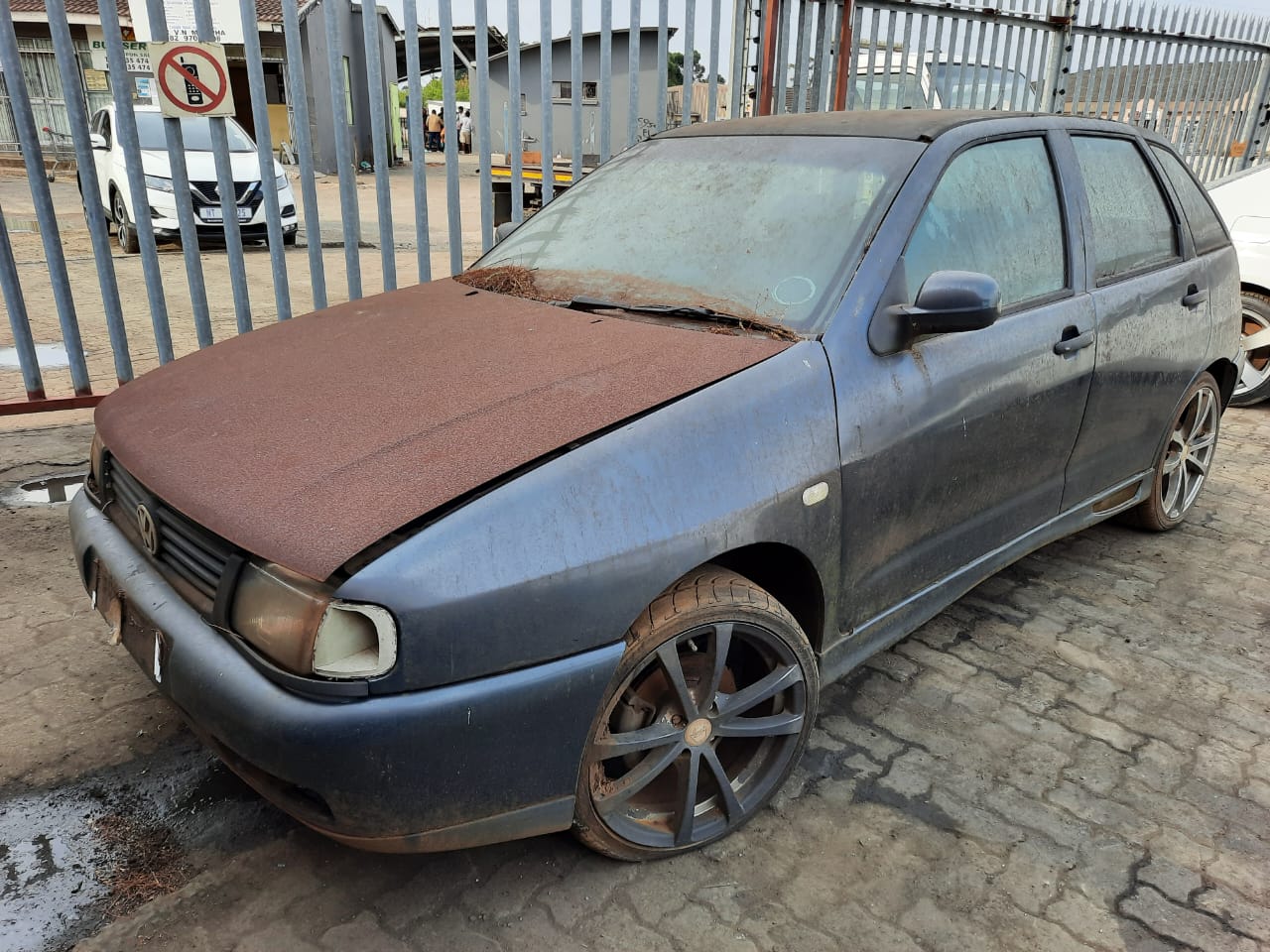 2001 VW Polo 1.6i - Stripping for Spares.