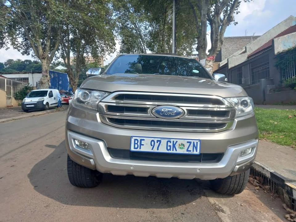 2017 Ford Everest  Limited 3.2 Automatic 4×4, Silver,  reverse camera, sensors.
