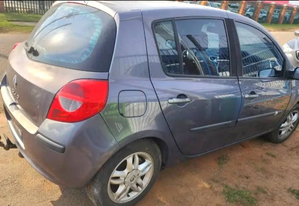 RENAULT CLIO 3 STRIPPING FOR SPARE PARTS