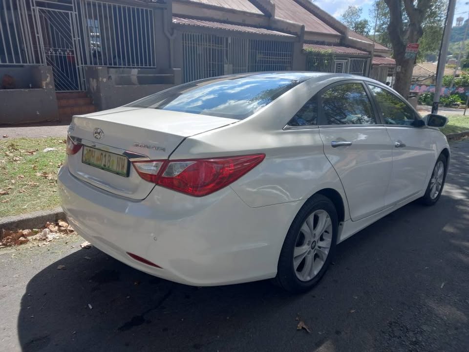 2011 Hyundai Sonata Sedan White 1.6 Petrol,  Automatic, 104000kms Leather seat, Keyless,
