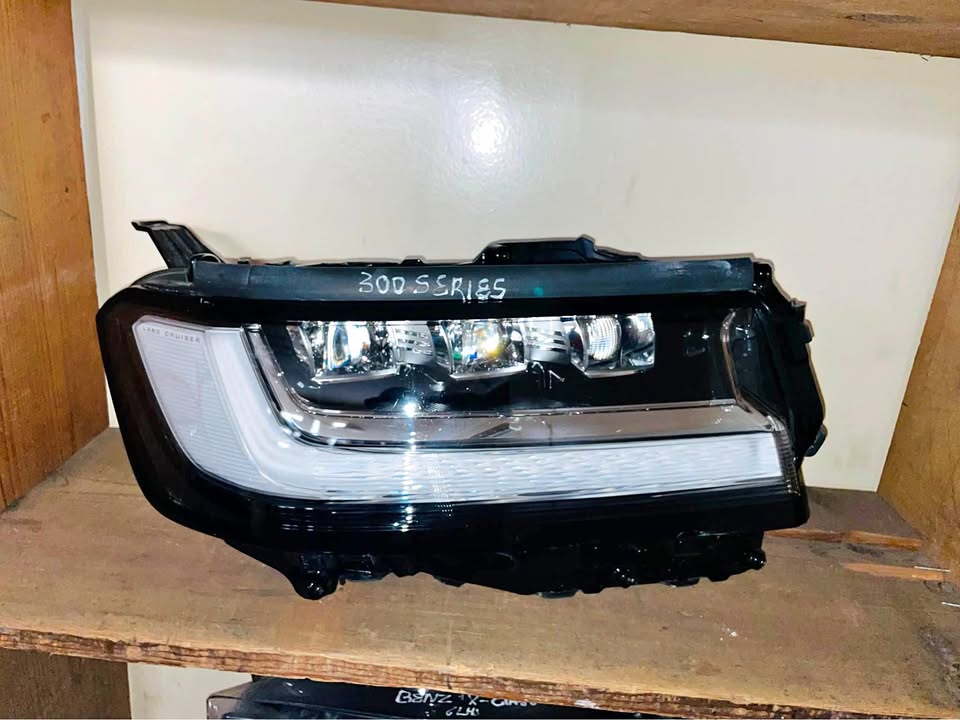 Toyota Land Cruiser LC 300 LED Headlight 2021/23 - Private Seller Toyota Land Cruiser LC 300 LED Headlight 2021/23 - Private Seller
