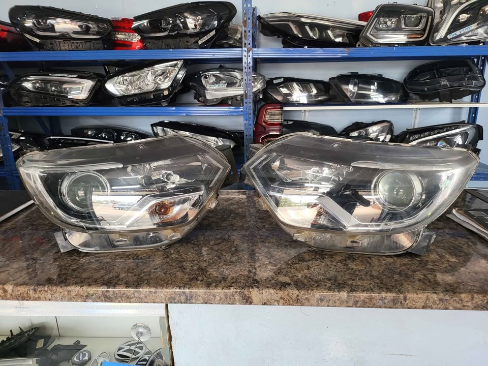 Renault triber left and right headlight for sale - Private Seller Renault triber left and right headlight for sale - Private Seller