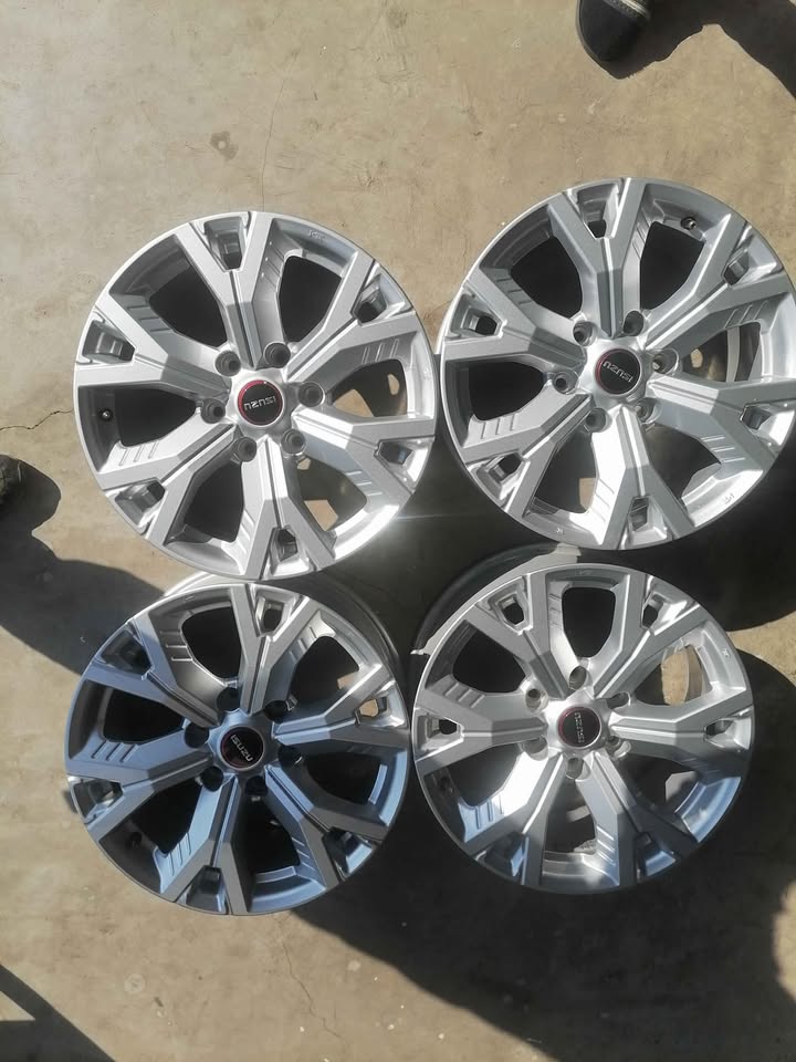 Isuzu DMX 18inch Mag Rims (WITH WHEEL CAPS)