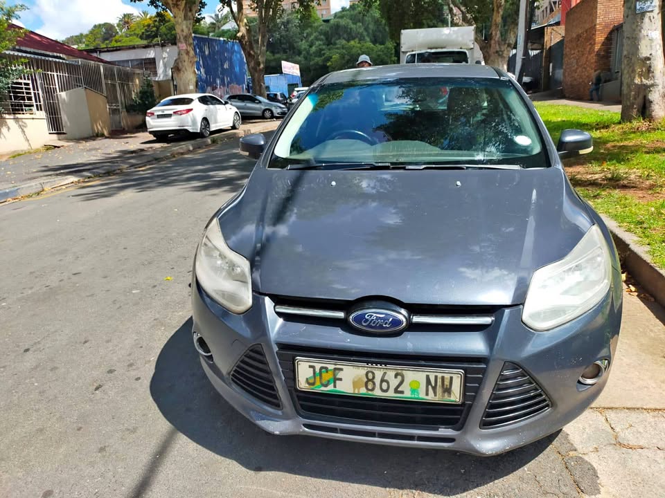 2014 Ford Focus Hatchback Engine Capacity 1.6 Petrol, Manual Transmission, Blue Color, Mileage 9800