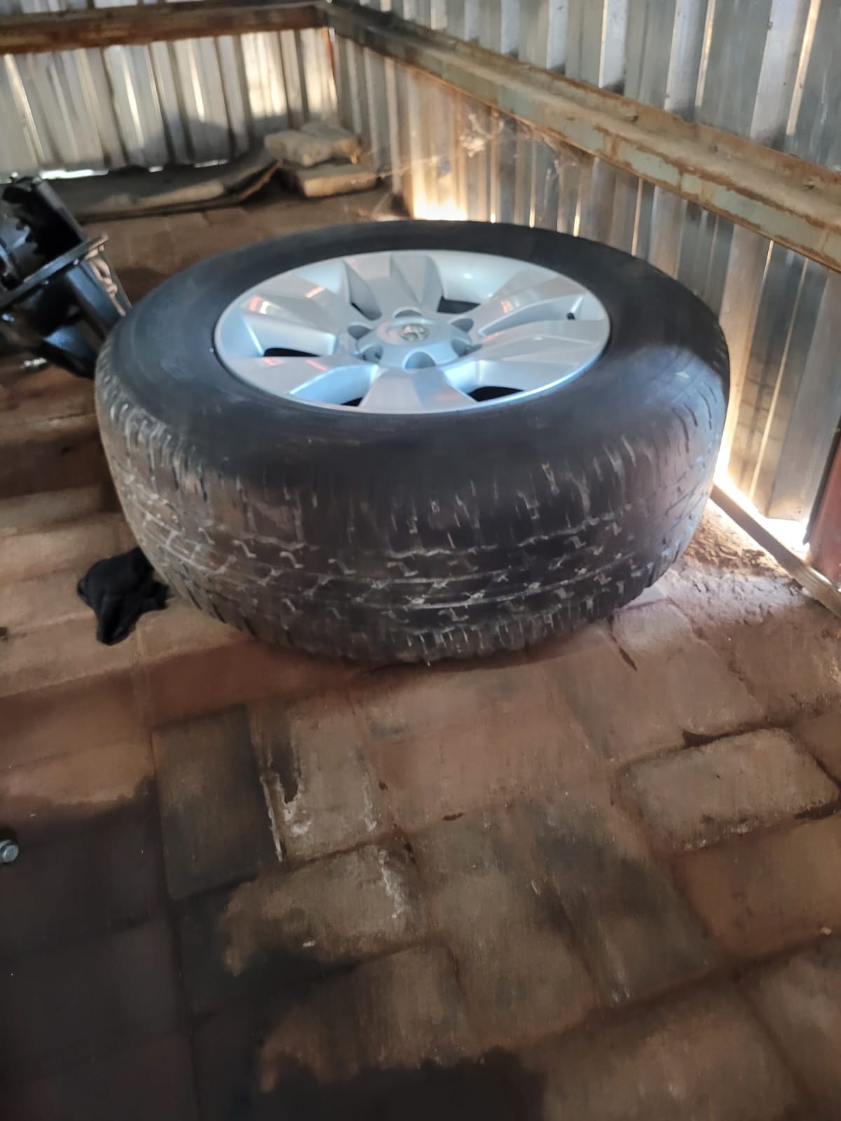 TOYOTA HILUX GD 6 MAG RIMS 17" R9500 - Private Seller