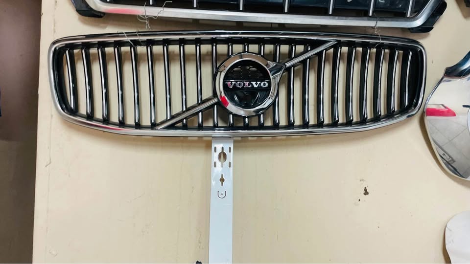 Volvo XC60 grill - Private Seller Volvo XC60 grill - Private Seller