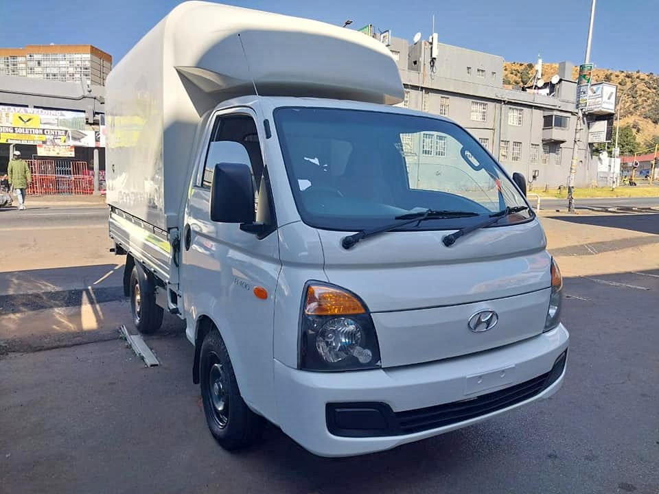2017 HYUNDAI H100 2.6 79 000KM MANUEL DIESEL WHITE COLOR