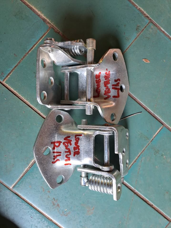 Toyota Venture door hinge - Private Seller