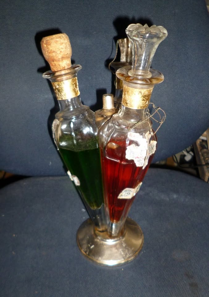 Vintage 3 Bottle stand
