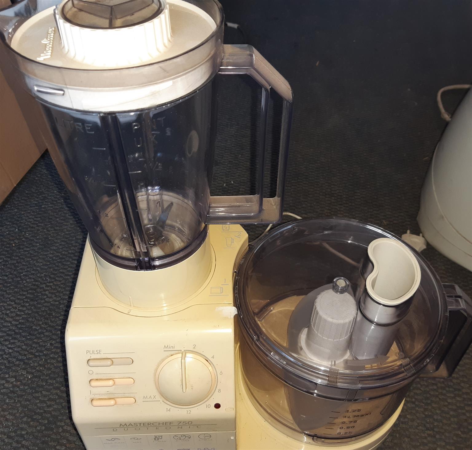 Food processor with box of accessories 