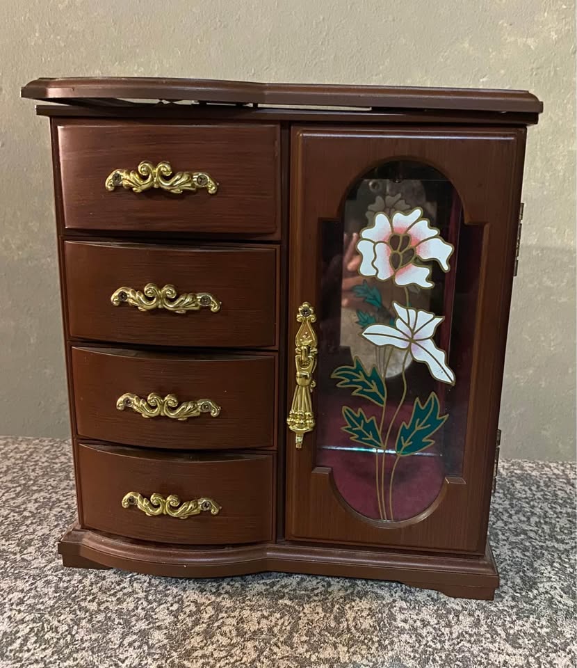 Vintage jewellery and music box