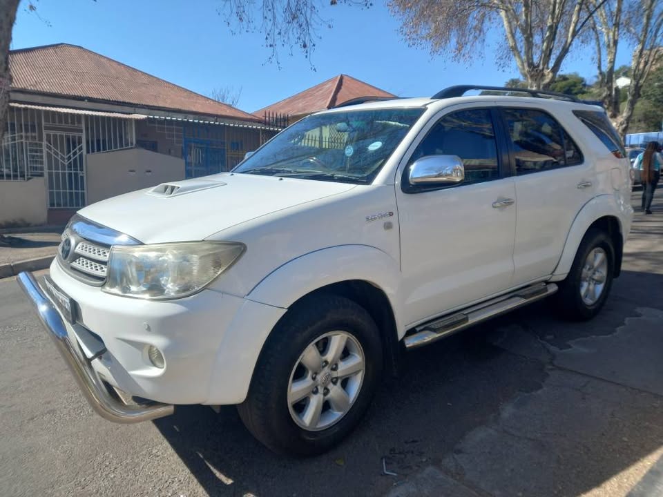 2011 Toyota Fortuner 3.0 D4D Diesel, 4x4 Automatic, White, 266000km