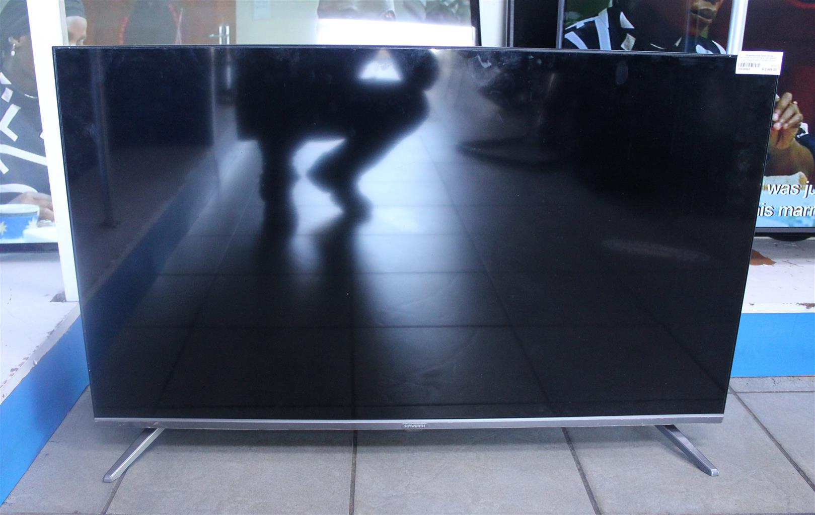 SKYWORTH 43INCHES LED SMART TV W/POWER CABLE,REMOTE AND LEGS IN BOX S062886A