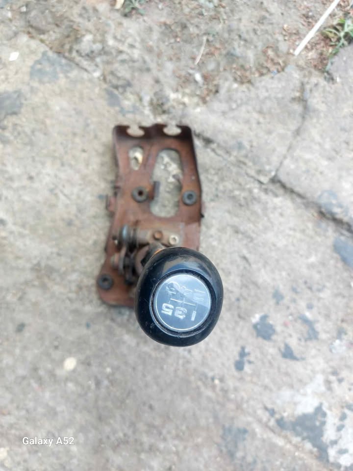 Gear lever Toyota Tazz - Private Seller Gear lever Toyota Tazz - Private Seller