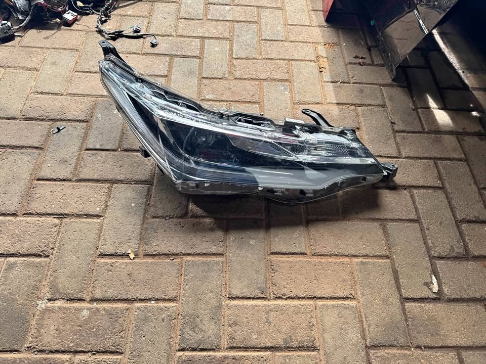 Toyota Corolla Prestige Right Headlight - Private Seller Toyota Corolla Prestige Right Headlight - Private Seller