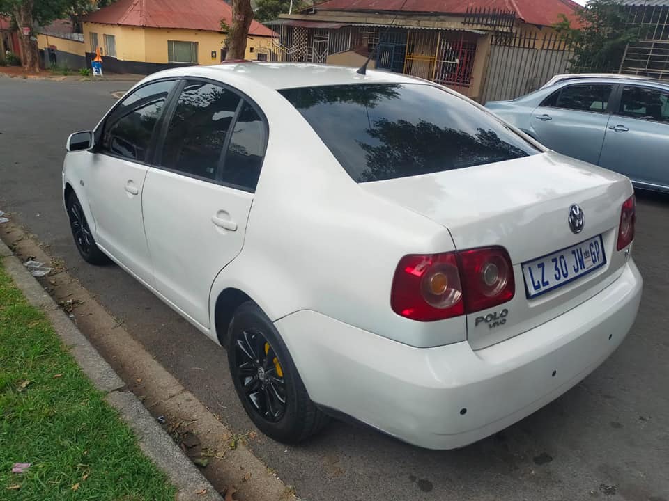 Volkswagen polo Vivo 2012 sedan 1.6 white for sale