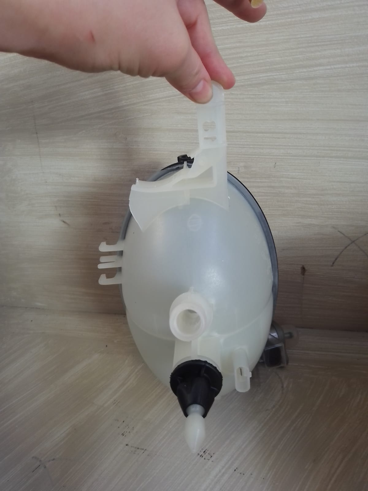 Mercedes Benz W204 Expansion Tank for sale - Private Seller Mercedes Benz W204 Expansion Tank for sale - Private Seller