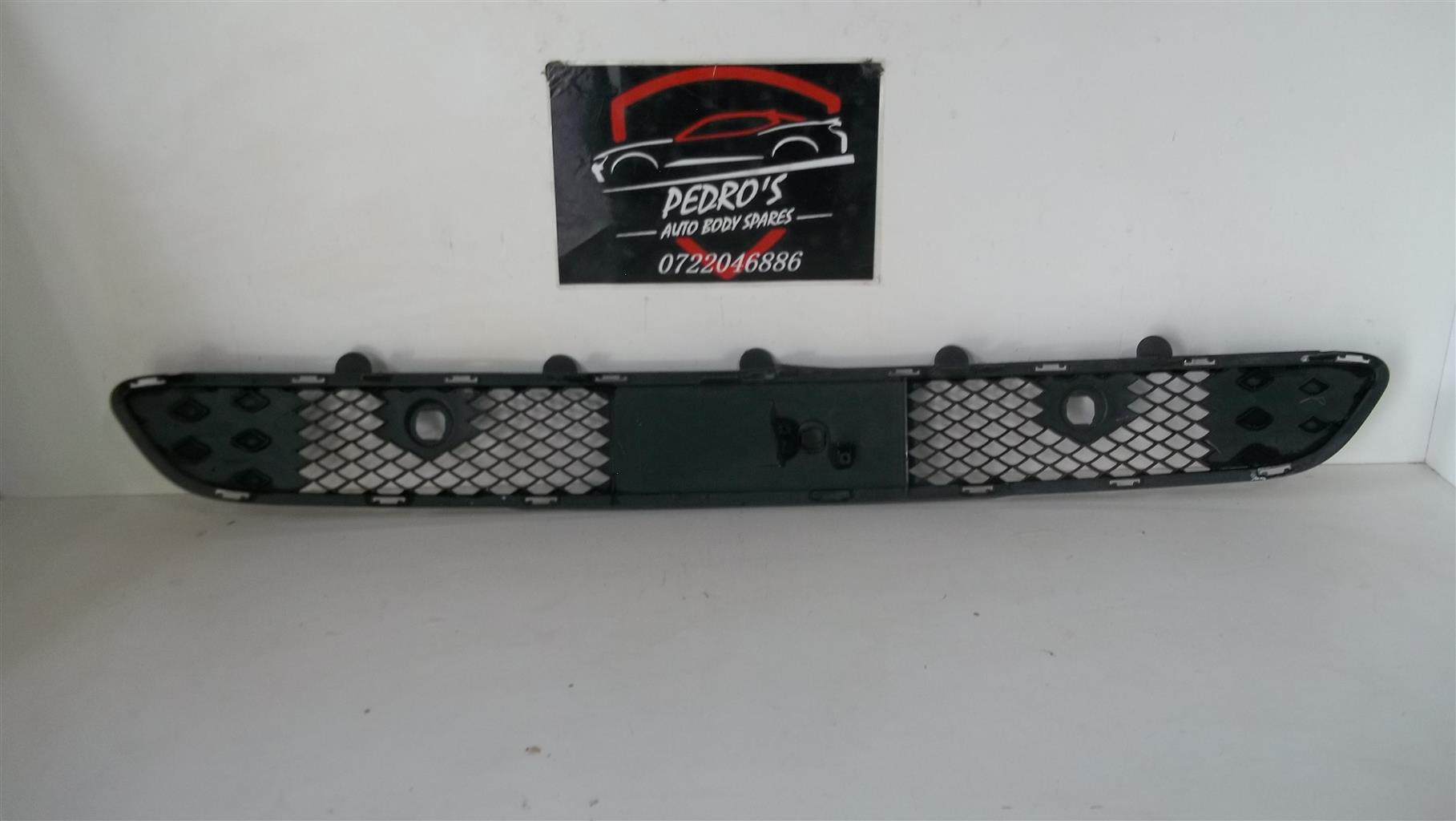Nissan front bumper grille - Private Seller Nissan front bumper grille - Private Seller