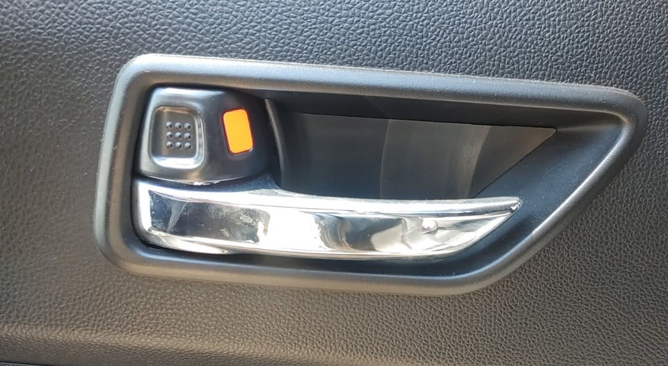 SUZUKI SWIFT LEFT REAR INNER DOOR HANDLE - Private Seller SUZUKI SWIFT LEFT REAR INNER DOOR HANDLE - Private Seller