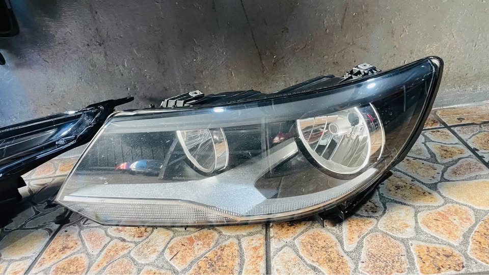 VW Tiguan Headlight