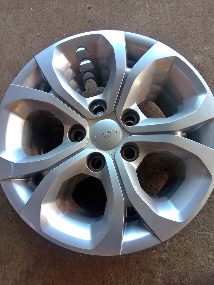 15" Kia wheel caps - Private Seller