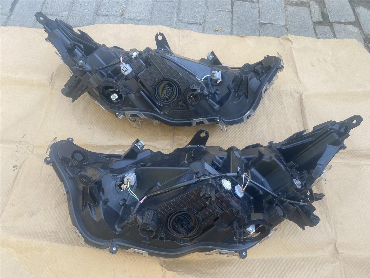 2024 TOYOTA RAV4 FULL LED HEADLIGHTS FOR SALE. IN PRISTINE CONDITION