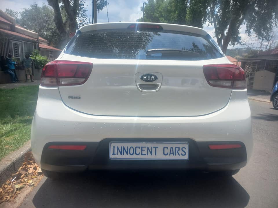 2018 KIA RIO 1.4 PETROL, AUTOMATIC, WHITE COLOR, MILEAGE 73000KMS. SERVICE BOOK.