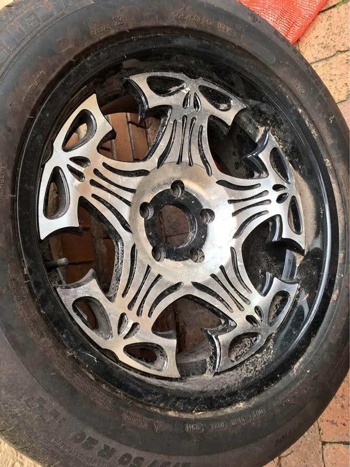 Tyre for Toyota High lux - Private Seller Tyre for Toyota High lux - Private Seller
