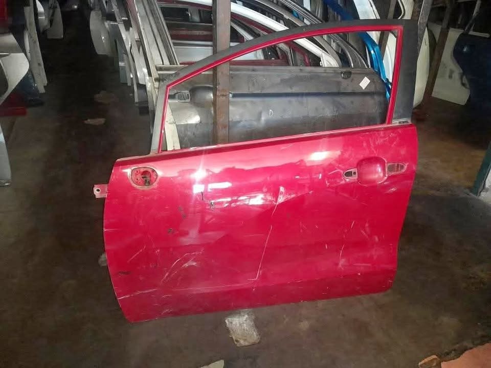 KIA RIO LEFT FRONT DOOR AVAILABLE - Private Seller KIA RIO LEFT FRONT DOOR AVAILABLE - Private Seller