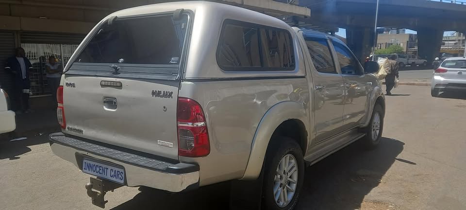 2012 TOYOTA HILUX 3.0 D4D DIESEL MANUAL 4X2. DOUBL CAB, SILVER GOLD COLOR,