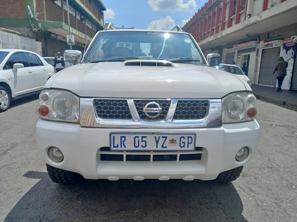 2018 NISSAN NP300 2.5 DIESEL 4X4 MANUAL, WHITE COLOUR, MILEAGE 100,000KM SERVICE BOOK.