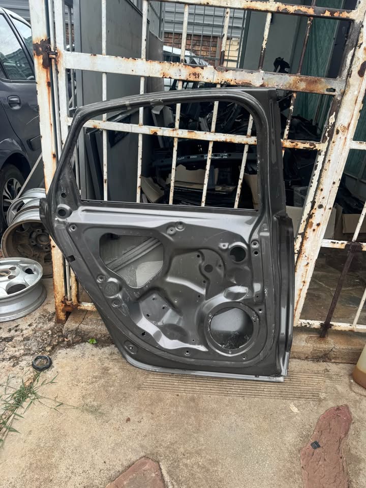 Audi A6 Left Rear Back Door - Private Seller Audi A6 Left Rear Back Door - Private Seller
